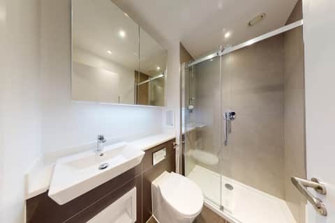 Unfurnished two-bedroom, two-bathroom apartment with private balcony - 1 of 1